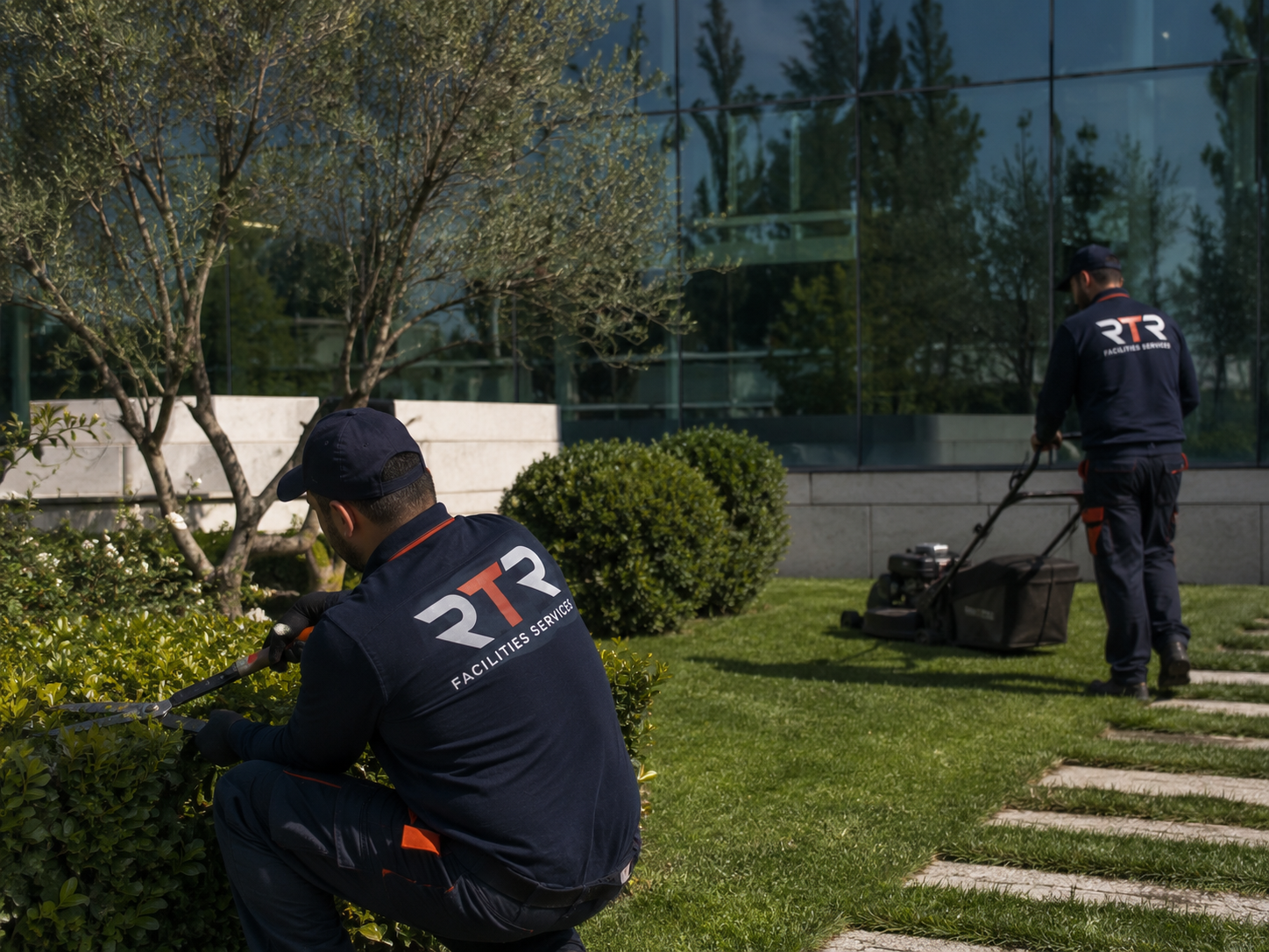Equipa RTR em manutenção de espaços verdes empresariais